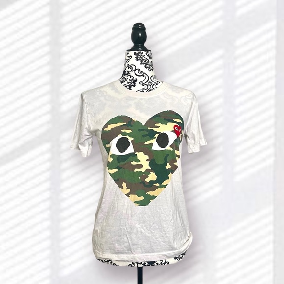 COMMES DES GARÇONS PLAY | LUXURY WHITE CAMOUFLAGE HEART T-SHIRT - Picture 1 of 7